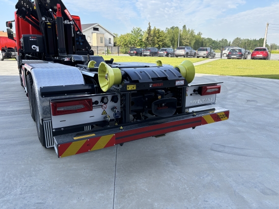 Haakarmvoertuig met kraan Scania type P 500